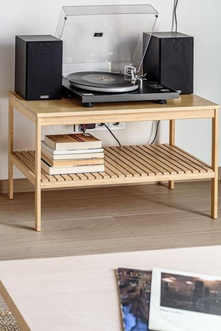 Cozy Japanese Oasis With Balcony, Gramophone, Netflix Apartamento VNO Exterior foto