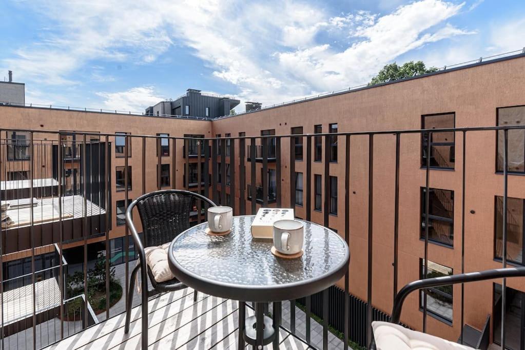 Cozy Japanese Oasis With Balcony, Gramophone, Netflix Apartamento VNO Exterior foto